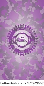 icono del desayuno dentro del emblema camuflado rosa. 