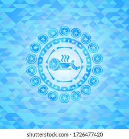 Frühstückssymbol im Himmelblau mit dreieckiger Mosaikkulisse. 