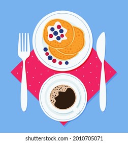 El desayuno se compone de crepes en un plato, con tenedor y cuchillo y una taza de café en una servilleta. Ilustración de vectores en forma plana EPS 10