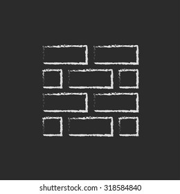 Ladrillos dibujados a mano en tiza sobre un icono blanco vectorial de pizarra aislado en un fondo negro.
