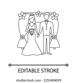 Bride and bridegroom linear icon. Wedding arch photozone.Thin line illustration. Newlywed. Just married couple. Fiance, fiancee. Wedding agency. Contour vector isolated drawing. Editable stroke