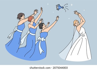 Novia lanzando un ramo a las damas de honor. Feliz prometida de mujer y invitados de boda relacionados con la costumbre tradicional. Chicas criadas de honor atrapan flores. Concepto de celebración matrimonial. 