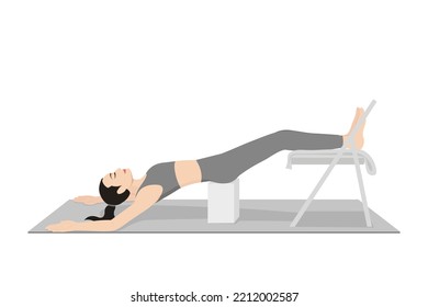 Silla Bridge Pose Block. Hermosa práctica de chicas Setubandha Sarvangasana Block Chair. Joven atractiva practicando yoga. ejercicios, ropa deportiva negra, pantalones grises y top, interior