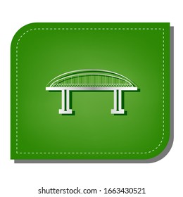 Signo de puente. Icono de línea de gradiente plateado con sombra verde oscuro en hoja verde con parches ecológicos. Ilustración.