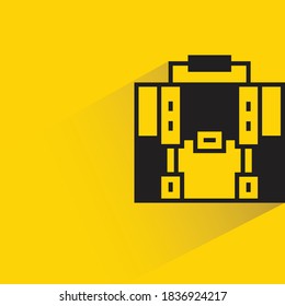 maletín con sombra de caída sobre fondo amarillo