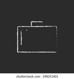 Mano de maletín dibujada en tiza sobre un icono blanco vectorial de pizarra en un fondo negro