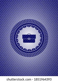 Aktentadensymbol innerhalb eines Badges mit jean Textur. 