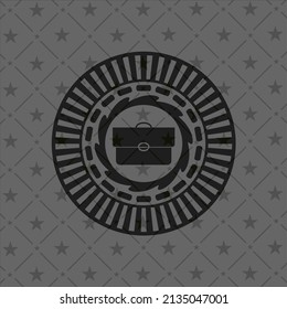 icono del maletín dentro de la placa o emblema oscuro. 