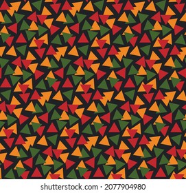 Patrón geométrico luminoso abstracto sin soldadura con triángulos en los colores africanos tradicionales rojo, amarillo, verde sobre fondo negro. Fondo de Ditsy para Kwanzaa, Mes de la Historia Negra, diseño del 19 de junio.