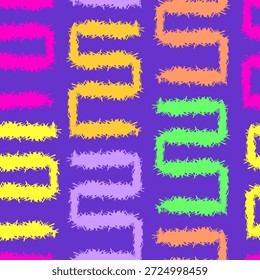 Helles, abstraktes, nahtloses Muster mit bunten, unscharfen Zickzackformen auf violettem Hintergrund. Spielerisches geometrisches Oberflächendesign, ideal für Kindermode, Textilien, Aktivbekleidung, Streetwear, Tapeten, Verpackungen, Digitalpapier und moderne Stoffdrucke.