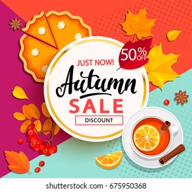 Banner brillante para la venta de otoño con tarta de calabaza, té y hojas de otoño sobre fondo geométrico. Ilustración vectorial.