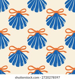 Conchas de vieira azul brillante con arcos naranjas dispuestos en un patrón sin fisuras sobre un fondo beige. Diseño de verano costero perfecto para embalaje, textiles, papel de embalaje y decoración de temática náutica.