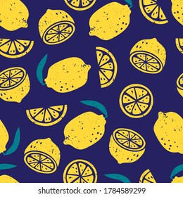 Luminoso y colorido limones vectorial sin fisuras sobre fondo azul. Caricatura sana de diferentes estilizados enteros y trozos de cítricos en estilo plano impreso, comen productos orgánicos locales.