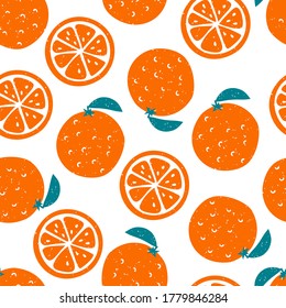 Vector de naranjas coloridas y luminosas, patrón sin fisuras sobre fondo blanco. Caricatura sana de diferentes estilizados enteros y trozos de cítricos en estilo plano impreso, comen productos orgánicos locales.