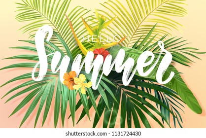 Diseño de verano exótico y luminoso con letras integradas a plantas tropicales y flores. Fondo vectorial de flores de hibisco y hojas de palmera reales y bananeras.