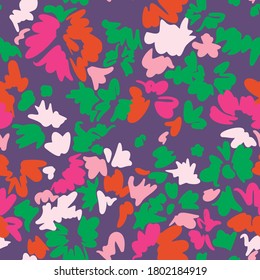 Bright floral seamless pattern. Abstract stylized blooming daisy flowers, leaf and petals. Simple geometric shapes as brush strokes. Sketch flat drawing. Flowers all over print.