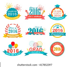 Brillantes insignias de graduación 2016, carteles y símbolos con sombrero de graduación, fuegos artificiales, petardos, globos y texto, ilustración vectorial. Felicitaciones a los graduados del año 2016