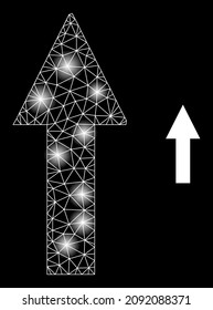 Hell verflechten Pfeil-Web-Symbol mit magischen Flecken. Beleuchtetes Modell, das aus einem Pfeil nach oben erzeugt wird, Vektorsymbol. Illuminierter Rahmen Web polygonal nach oben, auf schwarzem Hintergrund.