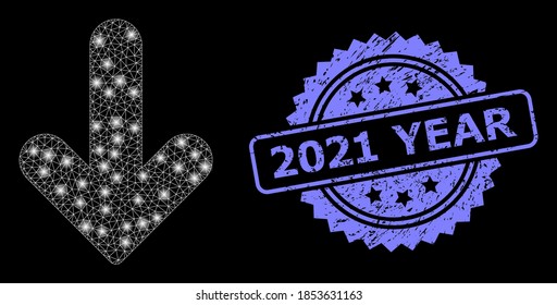 Dirección de malla brillante hacia abajo con focos luminosos y sello de cinta texturizada de 2021 Year. La marca azul contiene la etiqueta 2021 Year dentro de la rosette. Modelo vectorial iluminado basado en el icono de dirección descendente.