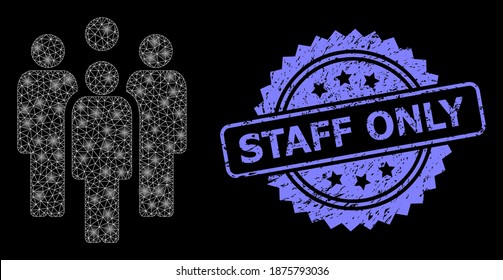 El personal de la red de malla brillante con manchas claras y el sello de rosette texturizado de Staff Only. Constelación vectorial iluminada creada a partir del icono del personal. El sello azul tiene texto Sólo personal dentro de la roseta.