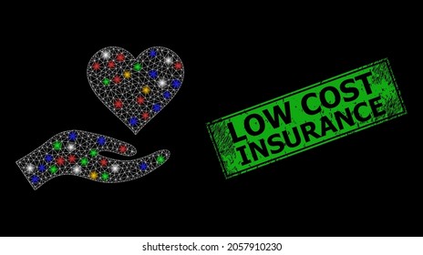La donación de corazón en la red de malla brillante con puntos de luz coloreados, y el sello del sello del seguro de bajo costo. El sello verde tiene texto de seguro de bajo coste dentro del rectángulo enmarcado.
