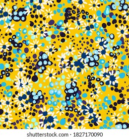 Bright nature summer floral background.  Seamless pattern made of small wildflowers, spotted doodle shapes. Daisy meadow field. Botanical ditsy illustration with modern flat design.