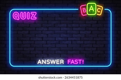 Diseño brillante del examen con las opciones de ABC y el signo rápido brillante de la respuesta en la pared oscura del ladrillo, Plantilla interactiva viva de la trivia