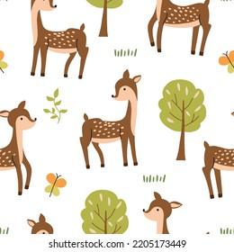 Helles, nahtloses Muster mit Hirsch im Wald auf weißem Hintergrund. Vektorgrafik für Kindergarten und Textildekoration