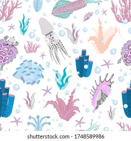HELLER SOMMERMEERPATTER. Fisch- und Unterwasserbewohner von PATTERN. Blau, rosa. Trendfarben. Vektornahtlose Illustration. Tintenfisch, Kalmare, Muscheln und Algen.