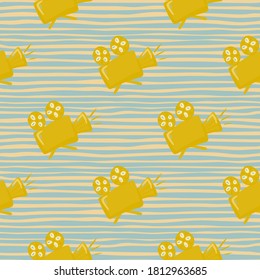 Las siluetas de cámara amarillo brillante son un patrón sin fisuras. Ornamento cinematográfico dibujado a mano sobre fondo desnudo. Fondo decorativo para papel pintado, textil, papel envolvente, impresión de tela. Ilustración vectorial.