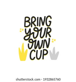 Trae tu propia copa con letras vectoriales dibujadas a mano. Estilo de vida sostenible y verde. El concepto de basura cero. Contenedor libre de plástico para beber. Tipografía con símbolos de doodle. Protección del medio ambiente