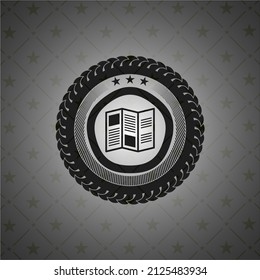 icono de folleto dentro de la placa o emblema oscuro. 