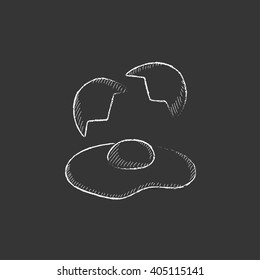 Huevo y cáscaras rotas. Dibujado en un icono de tiza.