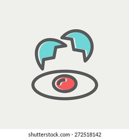 Huevo roto con icono de yema línea delgada para web y móvil, moderno diseño minimalista plano. Icono del vector con contorno gris oscuro y color de desplazamiento en fondo gris claro.