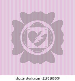 ícono de corazón roto dentro de la placa con fondo rosado. Diseño conceptual. 