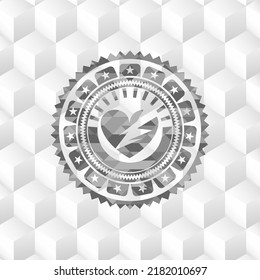 gebrochenes Herzsymbol innerhalb eines realistischen grauen Emblems mit geometrischem, weißem Hintergrund. 