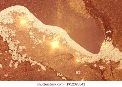 Textura de mármol de bronce y dorado con chispas. Resumen del fondo vectorial en la técnica de tinta alcohólica. Pintura moderna con brillo. Plantilla para banner, diseño de afiches. Pintura de arte fluido