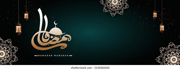 Braune arabische Kalligraphie des Ramadan mit Moschee, hangende Laternen und Top Mandala Muster auf Teal-Licht-Hintergrund.