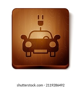 Icono de carga de enchufe de cable eléctrico y auto eléctrico marrón aislado en fondo blanco. Tecnologías ecológicas renovables. Botón cuadrado de madera. Vector