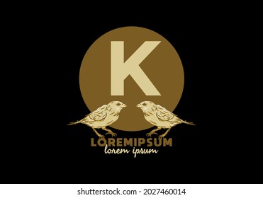 Brauner K-Anfangsbuchstabe mit Zwillingsvogeldesign
