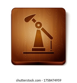 Icono de la bomba de aceite marrón o del gato de la bomba aislado sobre fondo blanco. Plataforma petrolera. Botón cuadrado de madera. Ilustración vectorial