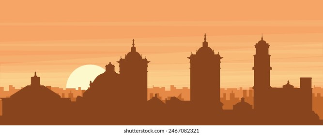 Afiche panorámico marrón del horizonte de la ciudad con edificios de fondo brumoso, amanecer, nubes y montañas de PUEBLA, MÉXICO