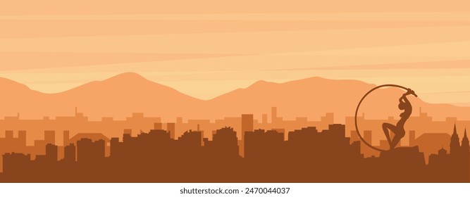 Braunes Panoramaposter der Stadt-Skyline mit nebeligen Hintergrundgebäuden, Sonnenaufgang, Wolken und Berge von FORTALEZA, BRASILIEN