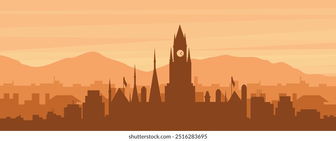 Póster panorámico marrón del horizonte de la ciudad con edificios de fondo brumoso, amanecer, nubes y montañas de MANCHESTER, REINO UNIDO