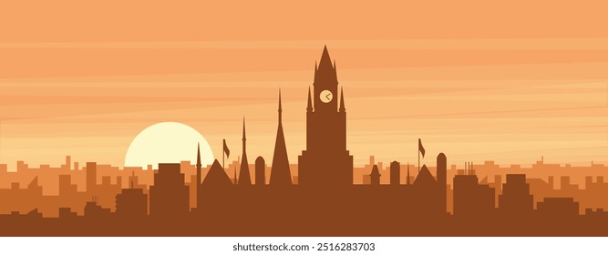 Póster panorámico marrón del horizonte de la ciudad con edificios de fondo brumoso, amanecer, nubes y montañas de MANCHESTER, REINO UNIDO