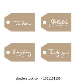 Juego de etiquetas de papel marrón. Letras blancas con las citas: Den las gracias, agradecidos, Feliz Día de Acción de Gracias y gracias. Ilustración vectorial, diseño plano