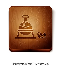 Caldera de bruja marrón e icono de piedra mágica aislado en fondo blanco. Botón cuadrado de madera. Ilustración vectorial