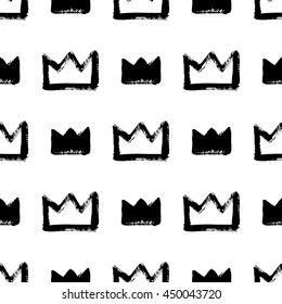 Brush or chalk drawn textured crown seamless vector pattern. Rough, artistic edges. Cute, creative black and white corona illustration. Abstract monochrome background.