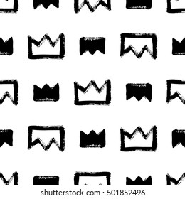 Brush or chalk drawn textured crown seamless vector pattern. Rough, artistic edges. Cute, creative black and white corona illustration. Abstract monochrome background.