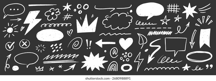 Conjunto de elementos de giz de pincel. Seta desenhada à mão, balão de fala, quadro de realce de giz de cera, marca de seleção e esboço de fala cômico. Traçado de textura de giz de pincel de quadro negro para elementos de texto filho. Ilustração vetorial